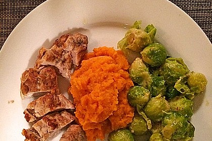 Schweinefilet auf Süßkartoffelpüree mit Lebkuchenjus und Rosenkohl 50