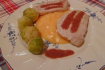 Schweinefilet auf Süßkartoffelpüree mit Lebkuchenjus und Rosenkohl 56
