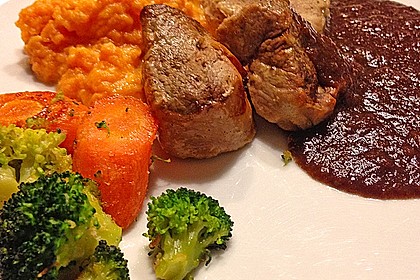 Schweinefilet auf Süßkartoffelpüree mit Lebkuchenjus und Rosenkohl 20
