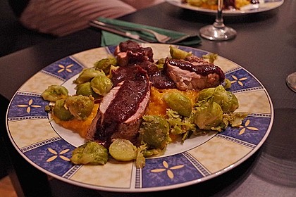 Schweinefilet auf Süßkartoffelpüree mit Lebkuchenjus und Rosenkohl 51