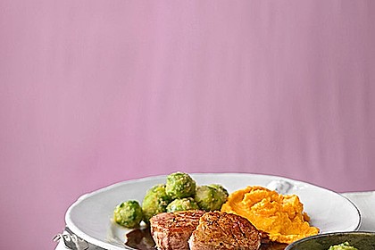 Schweinefilet auf Süßkartoffelpüree mit Lebkuchenjus und Rosenkohl 6