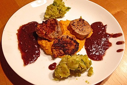 Schweinefilet auf Süßkartoffelpüree mit Lebkuchenjus und Rosenkohl 27