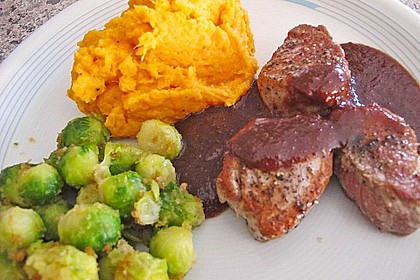 Schweinefilet auf Süßkartoffelpüree mit Lebkuchenjus und Rosenkohl 23