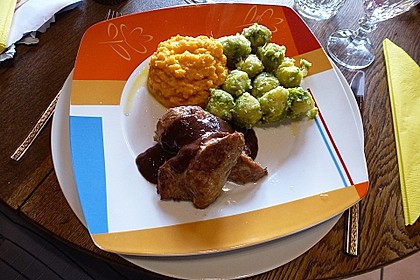 Schweinefilet auf Süßkartoffelpüree mit Lebkuchenjus und Rosenkohl 32