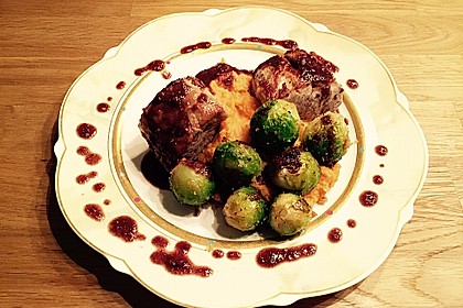 Schweinefilet auf Süßkartoffelpüree mit Lebkuchenjus und Rosenkohl 31