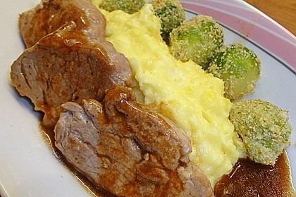 Schweinefilet auf Süßkartoffelpüree mit Lebkuchenjus und Rosenkohl 13