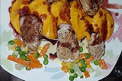 Schweinefilet auf Süßkartoffelpüree mit Lebkuchenjus und Rosenkohl 53