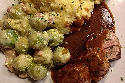Schweinefilet auf Süßkartoffelpüree mit Lebkuchenjus und Rosenkohl 47