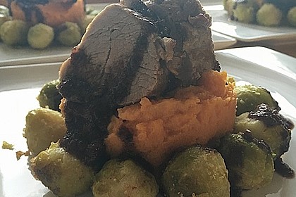 Schweinefilet auf Süßkartoffelpüree mit Lebkuchenjus und Rosenkohl 52