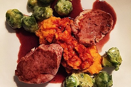 Schweinefilet auf Süßkartoffelpüree mit Lebkuchenjus und Rosenkohl 54
