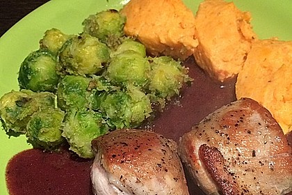 Schweinefilet auf Süßkartoffelpüree mit Lebkuchenjus und Rosenkohl 30