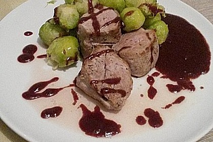 Schweinefilet auf Süßkartoffelpüree mit Lebkuchenjus und Rosenkohl 33