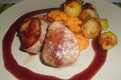 Schweinefilet auf Süßkartoffelpüree mit Lebkuchenjus und Rosenkohl 57