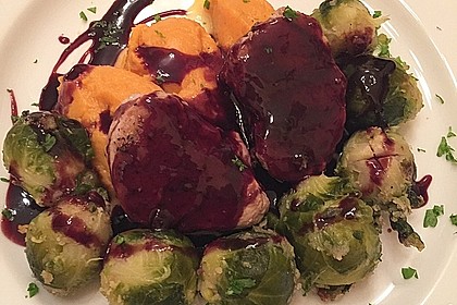 Schweinefilet auf Süßkartoffelpüree mit Lebkuchenjus und Rosenkohl 25