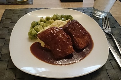 Schweinefilet auf Süßkartoffelpüree mit Lebkuchenjus und Rosenkohl 24