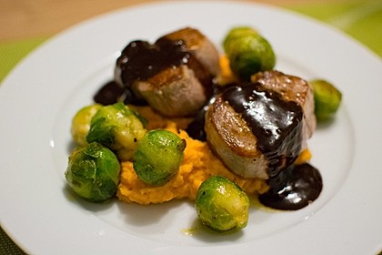 Schweinefilet auf Süßkartoffelpüree mit Lebkuchenjus und Rosenkohl 26