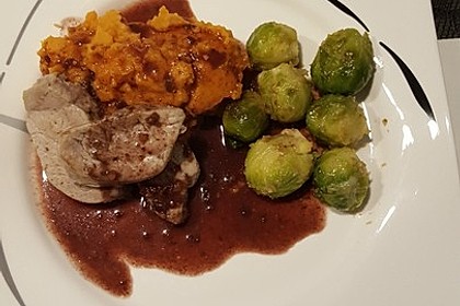 Schweinefilet auf Süßkartoffelpüree mit Lebkuchenjus und Rosenkohl 41