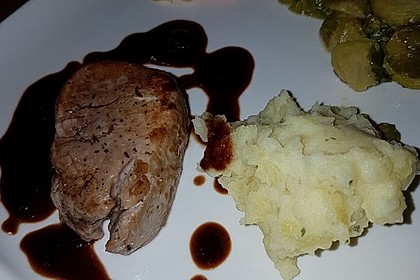 Schweinefilet auf Süßkartoffelpüree mit Lebkuchenjus und Rosenkohl 40