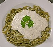 Mediterrane Kr&auml;uterso&szlig;e aus frischen Kr&auml;utern (Bild)