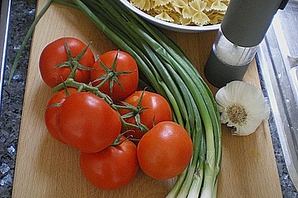 Nudeln mit Sauce aus frischen Tomaten, Knoblauch und Basilikum