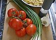 Nudeln mit Sauce aus frischen Tomaten, Knoblauch und Basilikum