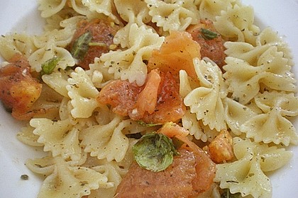 Nudeln mit Sauce aus frischen Tomaten, Knoblauch und Basilikum 4