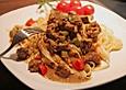 Rinderragout mit rosa Pfefferbeeren und Limettennudeln