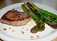 Rinder - H&uuml;ftsteak an gebratenem gr&uuml;nem Spargel