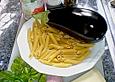 Penne mit Auberginen, Tomaten und Basilikum