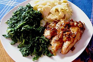 Hähnchenbrust mit Blattspinat und Bandnudeln