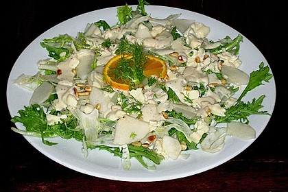 Fris&eacute;esalat mit Fenchel, Birne und Gorgonzola