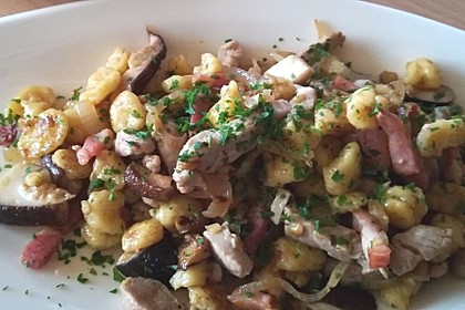 Spätzlepfanne mit Pfifferlingen, Speck und Filetspitzen 12