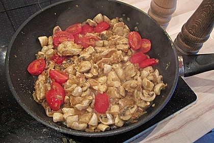 H&auml;hnchengeschnetzeltes mit Champignons und Tomaten 8