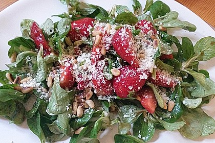 Feldsalat mit marinierten Erdbeeren 9
