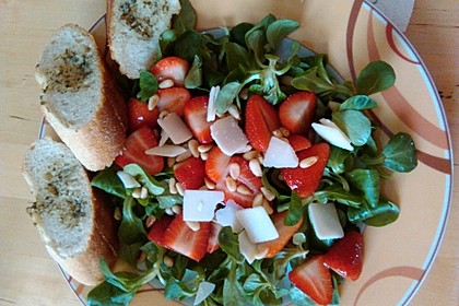 Feldsalat mit marinierten Erdbeeren 12