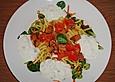Vegetarisches Gyros mit Seitan an Makkaroni auf Feldsalat