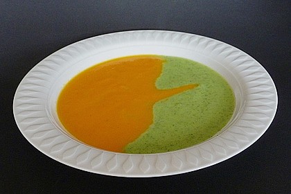 Gem&uuml;secr&egrave;mesuppe - zwei auf einem Teller