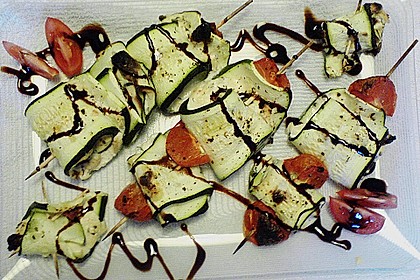 Zucchinir&ouml;llchen mit Frischk&auml;sef&uuml;llung