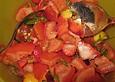 Sommerlicher Salat aus Tomaten, Nektarine und Erdbeeren