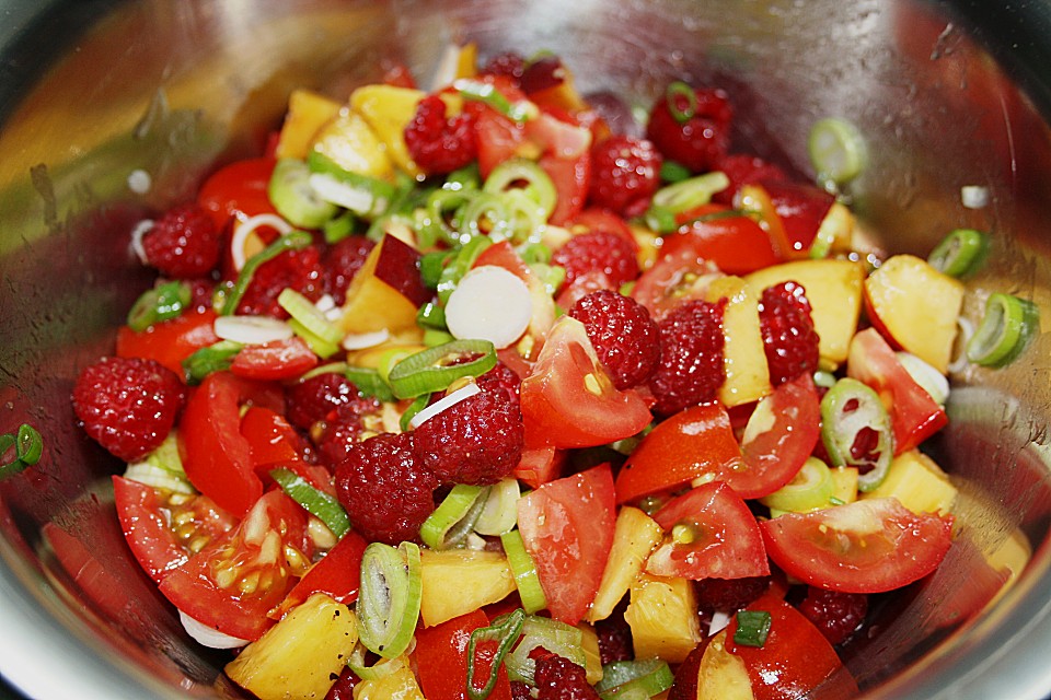 Sommerlicher Salat aus Tomaten, Nektarine und Erdbeeren (Rezept mit ...