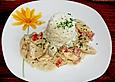 Putengeschnetzeltes mit Gem&uuml;se in einer Kr&auml;uterfrischk&auml;se - Sauce
