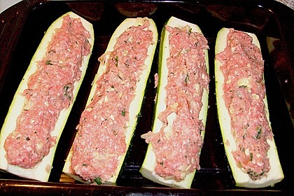 Gef&uuml;llte Zucchini mit Tomatenso&szlig;e und Reis
