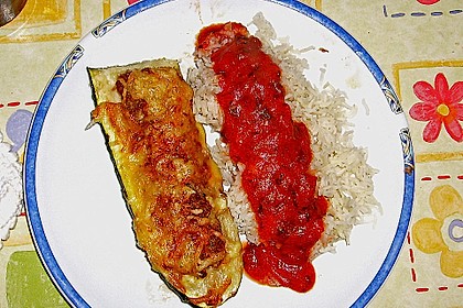 Gef&uuml;llte Zucchini mit Tomatenso&szlig;e und Reis 3