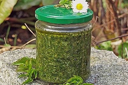 Pesto aus Giersch und / oder anderen Wildkr&auml;utern