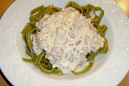 Gr&uuml;ne Nudeln mit K&auml;se - Sahne - Sauce
