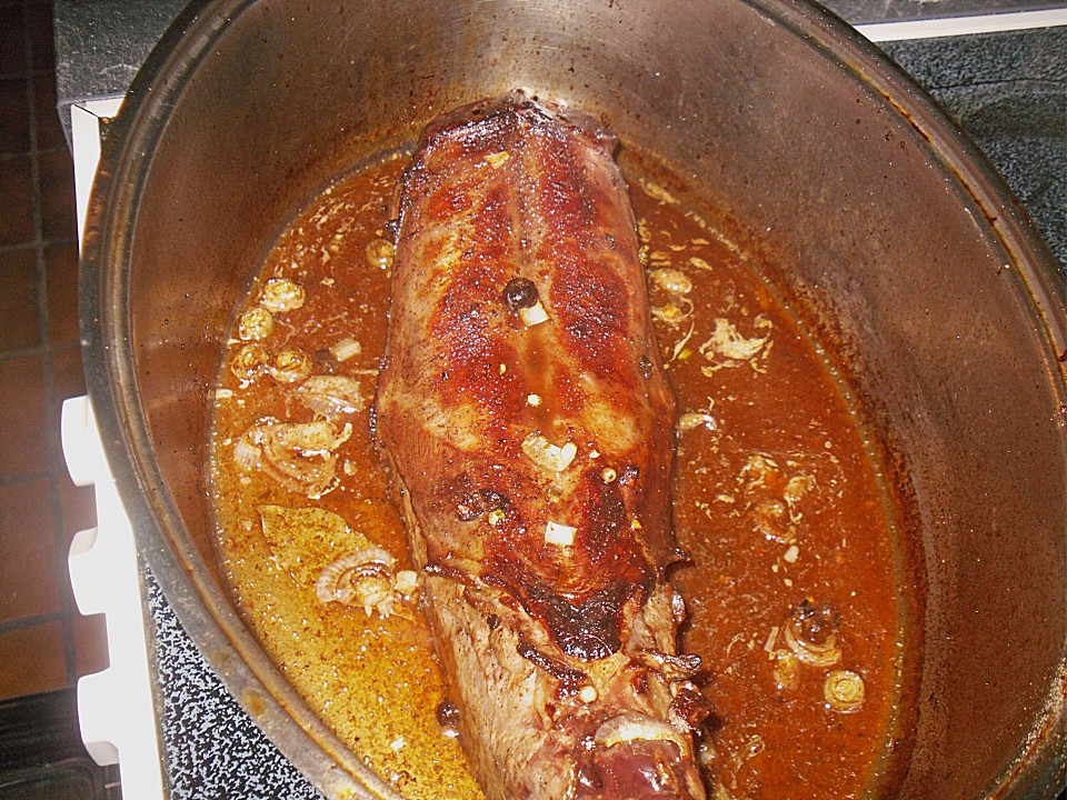 Gespickter Hasenrücken in Wermut mariniert, gebraten (Rezept mit Bild ...