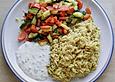 Curryreispfanne mit Joghurtso&szlig;e