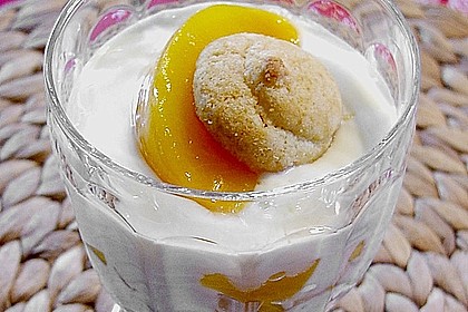 Joghurt - Pfirsich - Dessert mit Amarettini