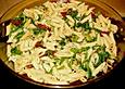 Nudelsalat mit Rucola und Pinienkernen