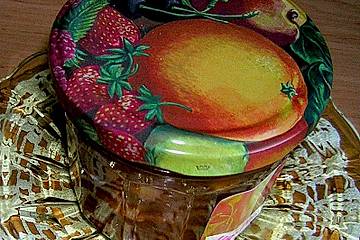 Marillenmarmelade mit Marzipanstückchen